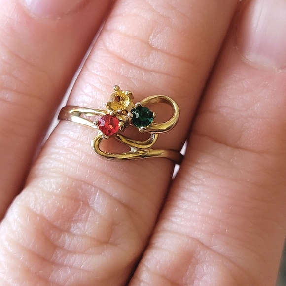 Vintage 3 Stone Mothers Ring Simulated Gemstone Gold Tone Dainty Size 7¾ - Picture 1 of 10